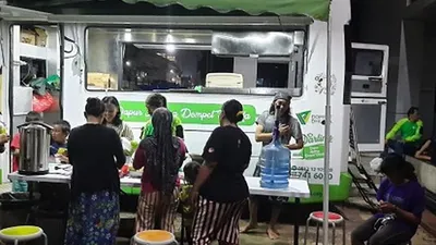 Sejumlah korban yang menempati pengungsian di Masjid Borobudur, Cipinang Melayu, mendapatkan pelayanan Dapur Keliling (Darling) yang dibuka oleh tim DMC Dompet Dhuafa. (Dok. Dompet Dhuafa)