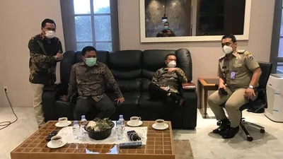 Dua Wakil Ketua Umum Partai Gerakan Indonesia Raya (Gerindra) yakni Habiburokhman (kedua kiri) dan Sufmi Dasco Ahmad  (kedua kanan) dan menemui Wakil Gubernur DKI Jakarta A. Riza Patria (kanan) di Balai Kota, 25 Januari 2021/twitter @habiburokhmanJktTimur