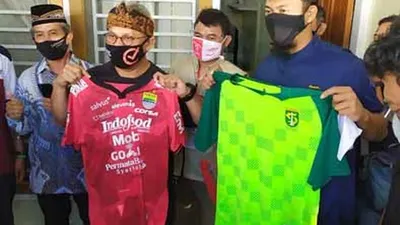 Ketua KPU RI Arief Budiman mendatangi rumah kiper Persib Bandung, Deden Nathsir, Minggu (19/7/2020). (Ayobandung/Eneng Reni)