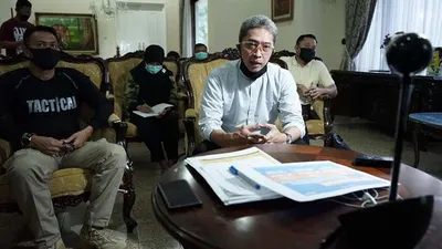 Wakil Wali Kota Bogor, Dedie A Rachim memberikan bantuan terdampak Covid-19. (Ayobogor/Husnul Khatimah)