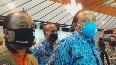 Wali Kota Tegal Dedy Yon Supriyono didampingi wakilnya saat memberikan keterangan kepeda sejumlah awak media, Jumat (17/4/2020).(Ayotegal.com/Lilisnawati)