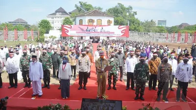 Gubernur Jawa Tengah, Ganjar Pranowo membacakan deklarasi bersama dalam acara Silaturahmi Kebhinekaan dan Doa Bersama di Benteng Vastenburg, Kota Solo, Senin (7/9/2020). (Ayosemarang/Budi Cahyono)