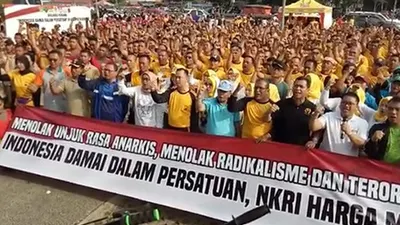 Forum Komunikasi Pimpinan Daerah (Forkopimda) Kabupaten Bogor, Jawa Barat, bersama masyarakat melaksanakan deklarasi damai di Stadion Pakansari, Cibinong, Kabupaten Bogor, Jumat (18/10/2019)/Antara