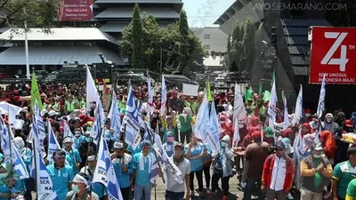 Buruh Jawa Tengah Menolak Revisi UU Ketetenagakerjaan di depan gedung DPRD Jawa Tenga, Rabu (2/10/2019). (Ayosemarang.com/Kemmy Wijaya)