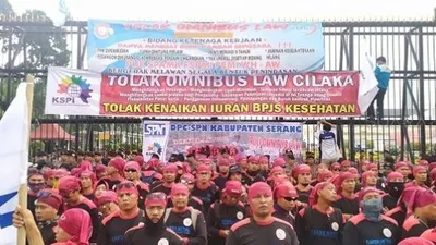 Diguyur Hujan Deras, Ribuan Buruh Tetap Semangat Demo di DPR