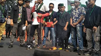 Aksi bakar ban massa HMI se-Jakarta di depan Istana Negara, Jakarta Pusat, Senin (23/9/2019)/Ayojakarta.com