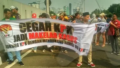 Massa buruh penolak Rancangan Undang-undang Cipta Kerja atau Cilaka di RUU Omnibus Law tetap berdemo di tengah wabah virus corona di Indonesia. (Suara.com/Nurul)