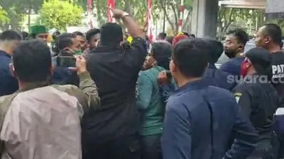 Penampakan unjuk rasa mahasiswa penolak reklamasi Ancol di gedung DPRD DKI yang berujung ricuh. (Suara.com/Fakhri).