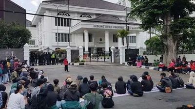 Massa Aksi Unjuk Rasa Mulai Berdatangan ke Gedung DPRD Provinsi Jawa Barat