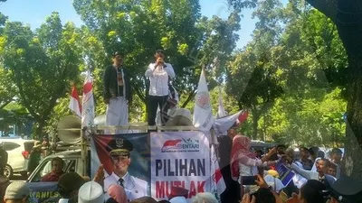 Demonstrasi pendukung Gubernur Anies Baswedan dari Ormas Bang Japar di Kompleks Balai Kota, Jakarta Pusat, mendukung Gubernur Anies Baswedan melanjutkan kepemimpinannya di DKI. Di waktu dan lokasi berdekatan, ada juga aksi massa yang menuntut Anies mundur dari DKI 1. (Ayojakarta.com/Ayojakarta.com)