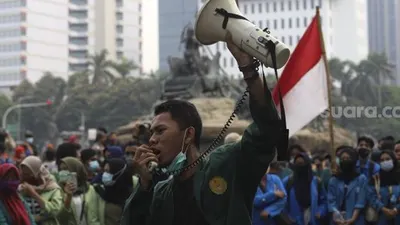 Seorang mahasiswa yang tergabung dalam Badan Eksekutif Mahasiswa Seluruh Indonesia (BEM SI) berorasi saat menggelar aksi unjuk rasa di kawasan Patung Kuda, Jakarta, Jumat (16/10/2020). [Suara.com/Angga Budhiyanto]