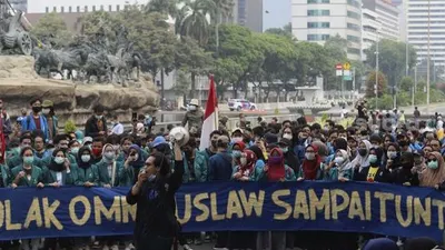 Seorang mahasiswa yang tergabung dalam Badan Eksekutif Mahasiswa Seluruh Indonesia (BEM SI) berorasi saat menggelar aksi unjuk rasa di kawasan Patung Kuda, Jakarta, Jumat (16/10/2020). [Suara.com/Angga Budhiyanto]
