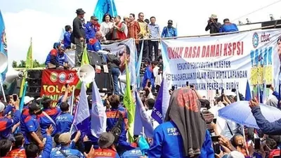 Massa buruh menggelar unjuk rasa menolak pengesahan draf Omnibus Law Cipta Kerja di depan Gerbang Utama Gedung DPR RI, Senayan, Jakarta Pusat, Rabu (12/2/2020). (Ayojakarta.com/Hendy Dinata)