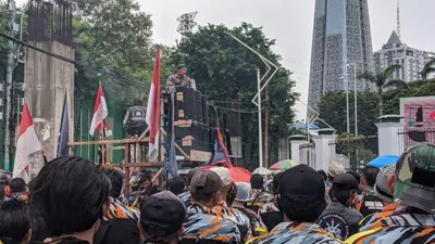 Massa dari sejumlah organisasi menggelar demo menolak Omnibus Law RUU Cipta Kerja dan RUU HIP di sekitar kompleks parlemen RI, seiring dengan penyampaian sikap Pemerintah terkait RUU HIP yang disampaikan oleh Menko Polhukam Mahfud MD. Kamis (16/7/2020).  Foto: Republika/Arif Satrio Nugroho