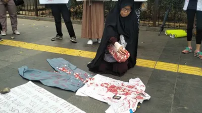 Solidaritas Emak-Emak saat menggelar aksi tabur bunga di halaman Polda Metro Jay, Minggu (13/10/2019)/Ayojakarta.com