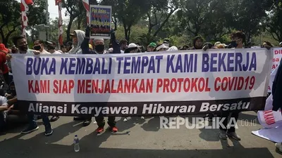 Sejumlah massa yang tegabung dalam aliansi karyawan hiburan dan pengusaha hiburan Jakarta melakukan aksi di depan Balaikota, Jakarta, Selasa (21/7/2020). Dalam aksinya mereka menuntut pemprov DKI Jakarta segera membuka tempat hiburan, Alasanya karyawan tempat hibuan mengalami krisis ekonomi karena tidak bekerja selama pandemi Covid-19.Prayogi/Republika.