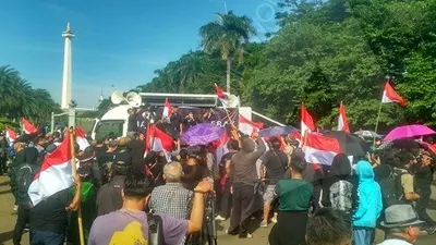 Massa Jakarta Bergerak yang menggelar unjuk rasa menuntut pengunduran diri Gubernur Jakarta, Anies Baswedan, membubarkan diri dari area Patung Kuda, Jakarta Pusat. (Ayojakarta.com/Hendy Dinata)