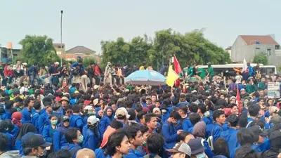 Suasana unjuk rasa ribuan mahasiswa dari Jakarta dan daerah-daerah lain di depan Gedung DPR RI, Senayan, Jakarta Pusat, pada Selasa 24 September 2019/Ayojakarta.com