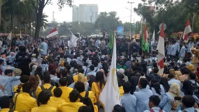 Ribuan mahasiswa memblokade jalan POM IX di depan Kantor DPRD Sumatera Selatan, Palembang, Selasa (24/9/2019)/Antara