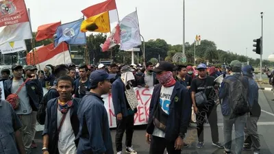 Mahasiswa Unisma Bekasi berkumpul di kawasan Jalan Medan Merdeka Barat sebelum menuju kawasan Gedung Parlemen di Senayan, Jakarta Pusat (Selasa, 24/9/2019)/Ayojakarta.com