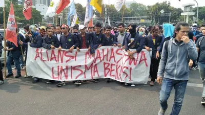Ratusan mahasiswa dari kawasan Bekasi berunjuk rasa di Jalan Medan Merdeka Barat, Jakarta Pusat, Selasa siang (24/9/2019) setelah diblokade ketika menuju Istana Presiden/Ayojakarta.com