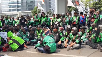 Ribuan sopir ojek online berkonvoi menuju Istana Merdeka, Jakarta Pusat, 27 Maret 2018, untuk menuntut kesamaan tarif antar operator. (Tempo/Subekti)
