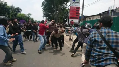 Aksi massa yang masif membuat SPBU di sekitar tutup demi keamanan/ Suara.com