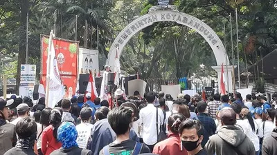 Ratusan pegawai tempat hiburan malam di Kota Bandung melakukan aksi unjuk rasa di depan kantor Balai Kota Bandung, Jalan Wastukencana, Senin (3/8/2020). (Ayobandung/Nur Khansa)