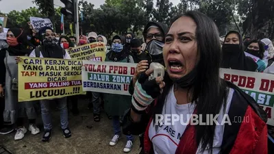 Sebagai ilustrasi. aksi demo PPDB oleh orang tua siswa yang memprotes sistem zonasi usia/ Republika