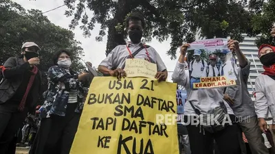 Sejumlah orang tua siswa saat melaksanakan aksi di depan Balai Kota DKI Jakarta, Selasa (23/6). Pada aksi tersebut mereka menuntut Gubernur DKI Jakarta Anies Baswedan untuk menghapus prioritas usia dalam aturan Penerimaan Peserta Didik Baru (PPDB) DKI Jakarta. Republika/Putra M. Akbar (FOTO : Republika/Putra M. Akbar)