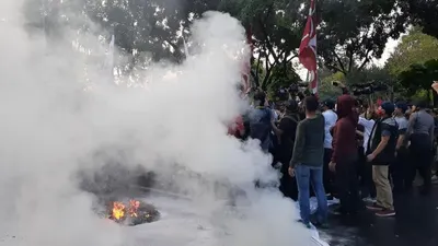 Aksi unjuk rasa menolak reklamasi Pantai Ancol di depan Balai Kota DKI Jakarta sempat ricuh, Selasa (21/7/2020).  Foto: Eva Rianti