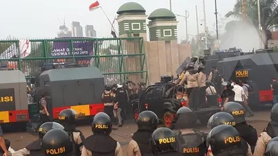 Demo mahasiswa ricuh di depan gedung DPR, Jakarta, Senin (30/9/2019)/Ayojakarta.com
