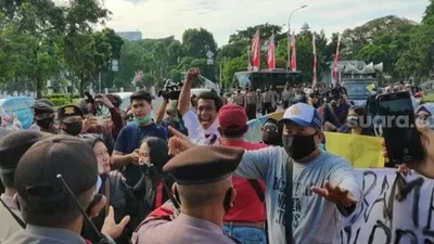 Relawan PPDB DKI, komunitas berisi orang-orang tua murid di Jakarta, menggelar aksi di depan Istana Negara, Jakarta Pusat, Jumat (4/7/2020), memprotes sistem penerimaan siswa baru memakai sistem peringkat umur. [Suara.com/Bagaskara]