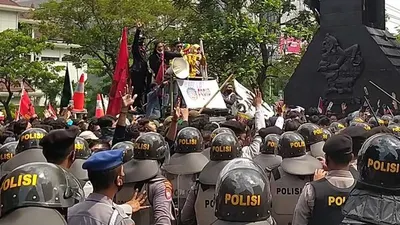 Aksi demo di depan kantor Gubernir Jateng (ayosemarang.com/Vedyana)