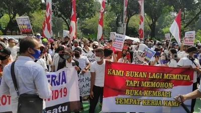 Ratusan pendemo dari pekerja pekerja karaoke, terapis pijat, hingga diskotek unjuk rasa di depan gedung Balai Kota Jakarta. (Suara.com/Bagaskara).