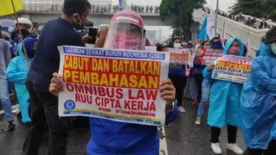 Sebagai ilustrasi. Demo buruh tolak RUU Cipta Kerja di DPR RI, Kamis (16/7/2020). (Suara.com/Bagaskara Isdiansyah)