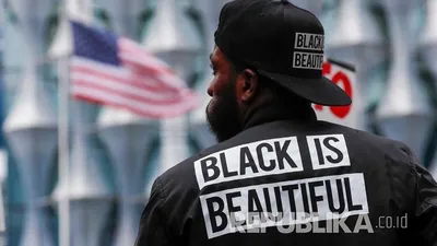 Aksi demonstrasi protes Black Lives Matter di depan kedutaan AS di London, Minggu (7/6/2020).  (Foto: AP / Frank Augstein)