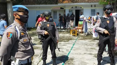 Densus 88 melakukan penggeledahan rumah di sebuah perumahan, Kecamatan Indihiang, Kota Tasikmalaya, Rabu (20/5/2020).  Foto: istimewa