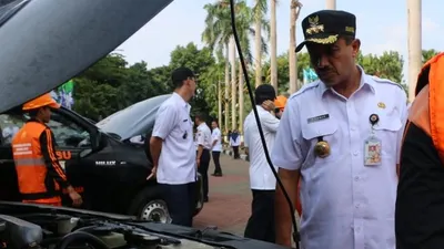 Wali Kota Jaktim M Anwar saat mengecek kesiapan kendaraan operasional PPSU menghadapi musim hujan (timur.jakarta.go.id)
