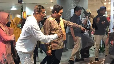 Menteri Desa PDTT Abdul Halim Iskandar (kanan) bersama CEP Eco Fashion Week Indonesia saat pembukaan Eco Fashion Week Indonesia 2019 di Sarinah (Ayojakarta.com/Istihanah Soejoethi)