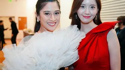 Dian Sastro pose bersama Yoona SNSD/Instagram @theresldisastr