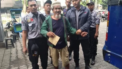 Petugas Sudinsos Jaksel menjaring Mukhlis (65), seorang PMKS yang memiliki uang ratusan juta rupiah dari hasil mengemis (Antara/Sudinsos Jaksel)