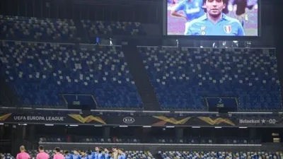 Wajah mendiang Diego Maradona terpampang di megatron Stadio San Paolo jelang laga Liga Europa 2020/2021 antara Napoli vs Rijeka, Jumat (27/11/2020) dini hari WIB. [Filippo MONTEFORTE / AFP]