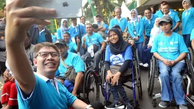 Ilustrasi--Direktur Utama Mandiri Syariah Toni EB Subari (kiri) melakukan swafoto bersama pemudik, sesaat pemberangkatan 1.300 pemudik termasuk 183 penyandang disabilitas dalam program Mudik Bareng Disabilitas yang diselenggarakan Mandiri Syariah, di Jakarta, Sabtu (01/06/2019). Program mudik disabilitas merupakan partisipasi Mandiri Syariah dalam menyediakan akses khusus bagi penyandang disabilitas untuk dapat merayakan Idul Fitri bersama keluarga di kampung halaman. ANTARA FOTO/Audy Alwi/foc.