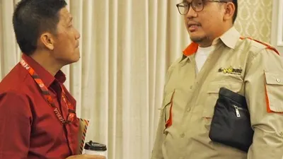 Ketua Umum The Jakmania, Diky Soemarno (kemeja coklat)