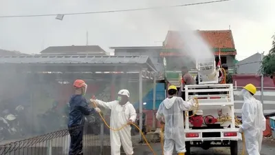 Dinas Pemadam Kebakaran (Damkar) dan Penyelamatan Kota Depok bersama Polres Metro Depok, Kodim 0508/Depok serta Dinas Perhubungan (Dishub) dengan memyemprotkan disinfektan ke sejumlah fasilitas publik. Termasuk pangkalan atau shelter ojek online (ojol) di Stasiun Depok Baru dan Stasiun Depok Lama. Foto: dok. Istimewa