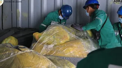 Petugas Dinas Lingkungan Hidup DKI Jakarta mengumpulkan limbah masker untuk dimusnahkan/dok: Twitter @dinaslhdki
