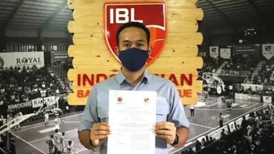 Direktur Utama IBL Junas Miradiarsyah, usai melakukan penandatangan nota kesepahaman penyelenggaraan olahraga aman Covid-19 dengan Badan Penanggulangan Bencana Nasional (BNPB), Kamis (17/9) secara virtual.  Foto: dok. IBL