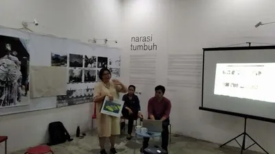 Direktur Eksekutif Rujak Center for Urban Studies, Elisa Sutanudjaja (kiri), dan Perwakilan dari Indonesian Centre for Environmental Law (ICEL) Ohiongi Marino (kanan). (Ayojakarta.com - Dhika Alam Noor)