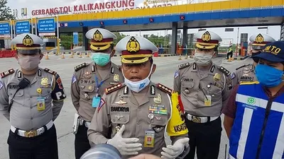 Direktur Lalu Lintas Polda Jawa Tengah Kombes Subandriya saat memberikan keterangan di gerbang tol Kalikangkung, Ngaliyan, Semarang, Jumat (24/4/2020). (Arie Widiarto/Ayosemarang.com)